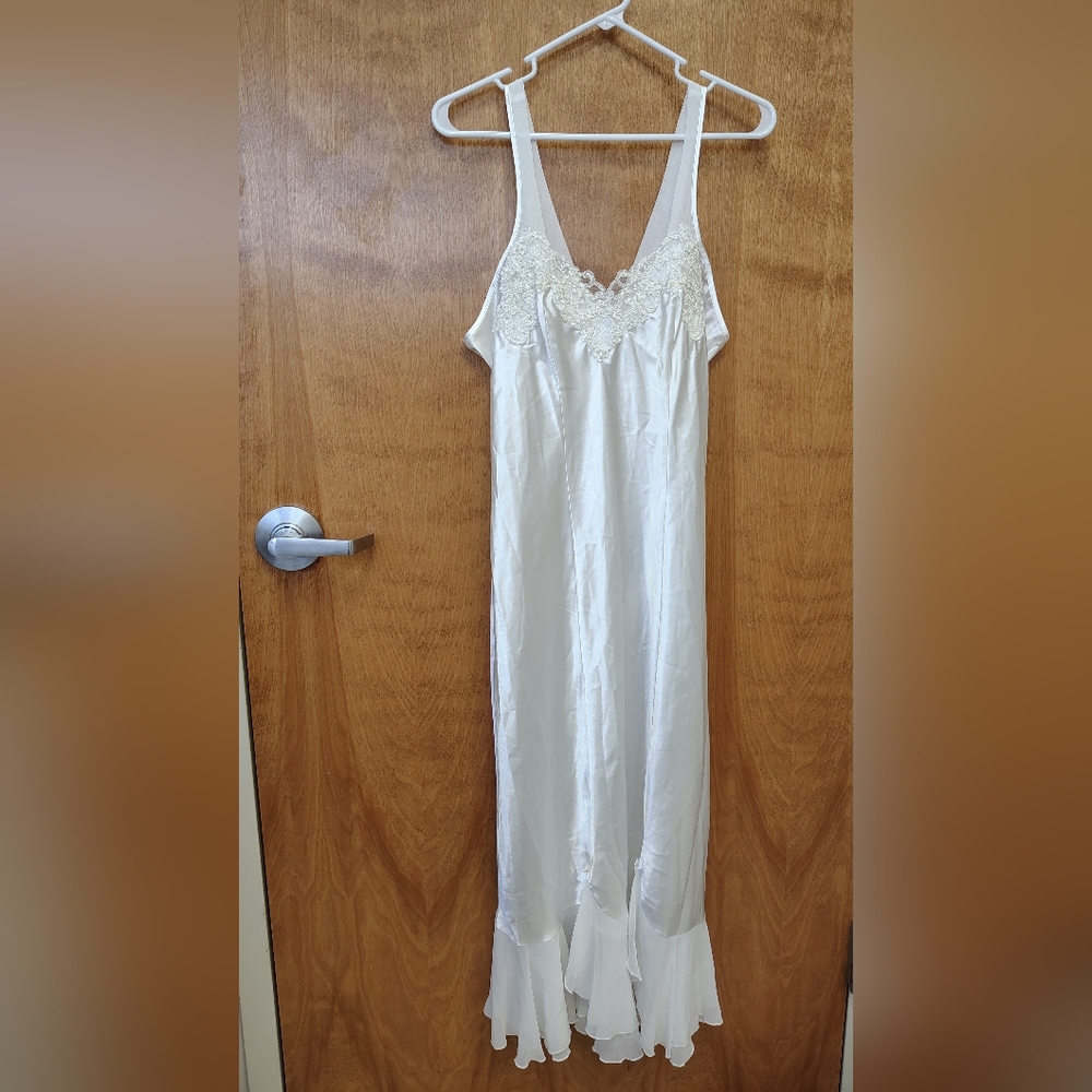 Linea Donatella White V-Neck Nightgown